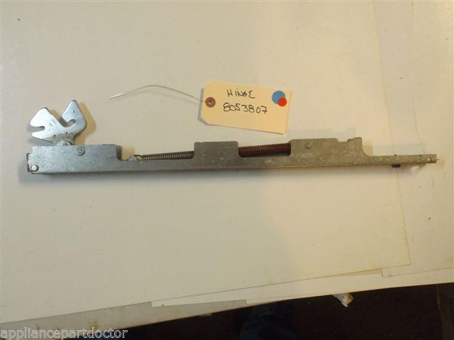 WHIRLPOOL STOVE Hinge, Door 8053807 used WHIRLPOOL STOVE Hinge, Door 8053807 used